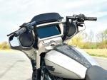 330 Medium Bagger Flow Bar Super Fat Handlebar for Street Glide with 1" Clamp Diameter 3-Hole Gloss Black Powder Coated 1,4" Throttle By Wire (Switch Housing Sensor)
